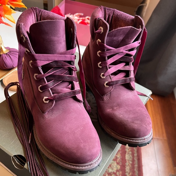 Women’s Burgundy velvet Timberland boots. - Picture 2 of 11